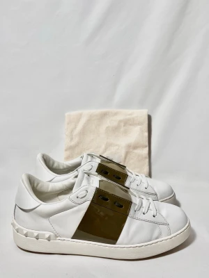 Valentino Open Sneakers  - Valentino open i en riktigt fet glansig khaki colorway! Toppskick, inga defekter. Storlek 42. Dustbag ingår. Kontakta mig för fler frågor och funderingar!