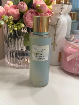 Victoria's Secret  - Victoria's Secret Petal Plush Clouds Body Mist 250 ml