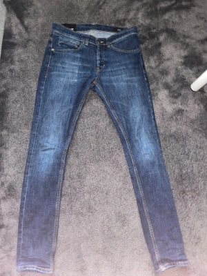 Dondup jeans - Säljer ett par dondup george jeans. Klassiska skinnt jeans med sköna detaljer och fadeings. Perfekta jeans för dig som vill ha ett par mörkblåa jeans. 