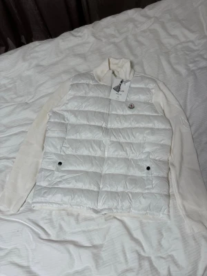 Moncler cardigan - Den är helt ny, fick den idag och den är stor på mig det är därför. Pris kan diskuteras vid snabb affär.