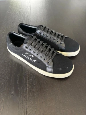 Saint Laurent  - Tjena, säljer dessa Saint Laurent skor. Skick  10/10✨använda ungefär 1 gång. Skriv vid någon fundering. Kan sänka priset vid snabb affär😀