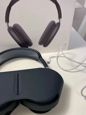 Apple AirPods Max mörkgrå hörlurar - Snygga och moderna Apple AirPods Max i mörkgrå färg. Over-ear design med mjuka öronkuddar och metallbåge. Levereras med smart case och laddkabel. Grym ljudkvalitet och stilren look, perfekt för musik och poddar.