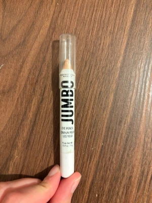 Guld Jumbo Eye Pencil från NYX - Jumbo Eye Pencil från NYX i färgen vit. Pennan har en krämig formula och är enkel att applicera tack vare sin tjocka form. Perfekt för att skapa intensiva och kreativa ögonlooker. Kommer i klassisk pennform med genomskinligt plastlock.