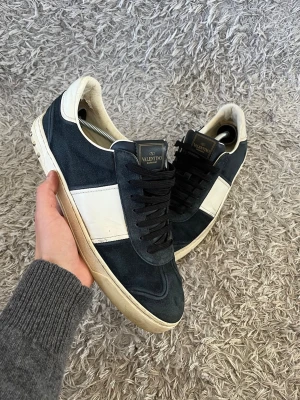 Valentino Flycrews - Säljer ett par sköna Valentino Flycrews! | Dom är i använt skick men fortfarande fina! Saknas en nit. | Storlek 43. | Ställ gärna frågor innan du köper!