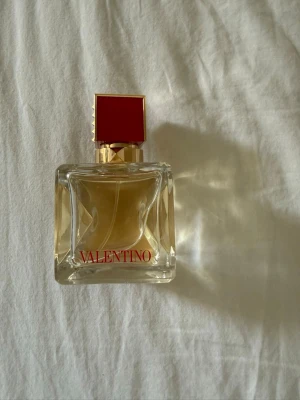 Valentino parfym 50 ml - Valentino Voce Viva parfym säljes 🌸Säljer Voce Viva från Valentino. Endast test sprayad. En feminin, fräsch och lite söt doft som passar alla tillfällen. Flaskan är i väldigt fint skick och förvarad korrekt. Nypris 1475kr. Skicka bud🌸
