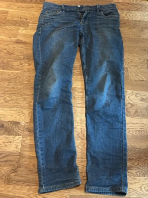 Levi's 502 Regular Taper jeans blå - Säljer ett par klassiska blå Levi's 502 Regular Taper jeans 