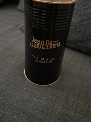 Jean Paul Gaultier Le Male Parfum - Säljer en Jean Paul Gaultier Le Male Le Parfum. Ungefär 60-65ml kvar och säljer den för jag använder inte den nå mer. Pris kan diskuteras 👍