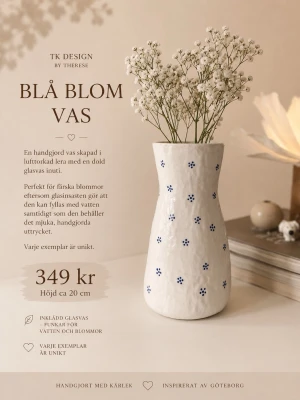 Blå blomvas  från TK Design - Handgjord vas i vit lufttorkad lera med små blå blommor och inbyggd glasvas. Unik form och perfekt för färska blommor eller dekoration. Höjd ca 20 cm. Inspirerad av Göteborg och skapad med kärlek.