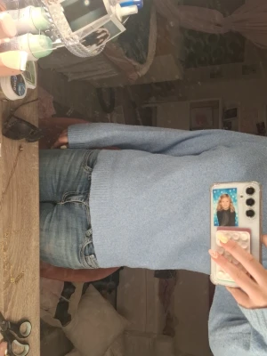 Ljusblå stickad tröja - Mysig ljusblå stickad tröja med rund hals och långa ärmar. Tröjan har en enkel, klassisk design och ribbstickade muddar vid ärmslut och nederkant. Perfekt för lager på lager och passar till jeans eller kjol.