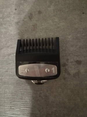 Svart klippmaskinskam 3 mm - En svart klippmaskinskam i plast och metall, märkt med siffran 1 och 3 mm. Passar till hårtrimmer eller rakapparat för att få en jämn längd vid klippning. Enkel att fästa och ta loss.