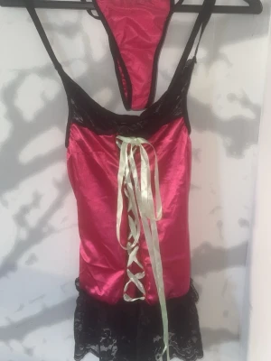 Lingerie - Svart / rosa spets lingerie med matchande trosor. Aldrig använd såklart!