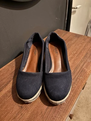 Svarta ballerinaskor med kilklack - Mörkblå espadrille med kilklack. Passar bäst för smala fötter.