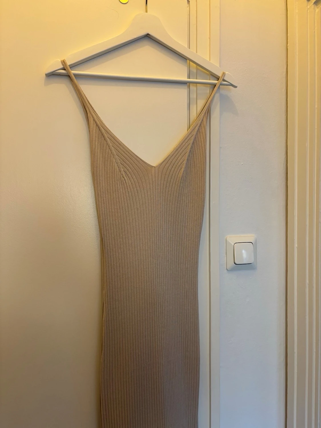 Beige ribbad långklänning - 1