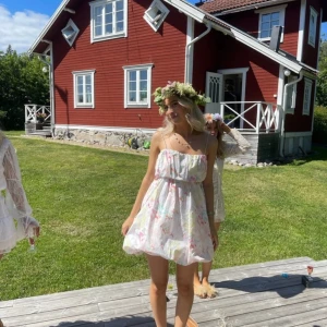 Klänning  - Säljer denna super söta klänningen köpt här på Plick då det inte riktigt var min stil (inte mina bilder) pris kan diskuteras 