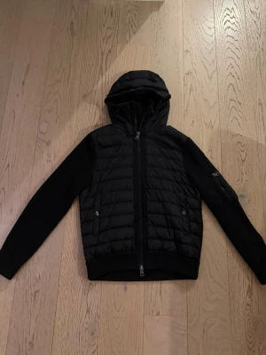Moncler cardigan - Säljer min sjukt snygga moncler cardigan. Denna säljs för den tyvärr inte passar mig längre. Den är i nyskick, storlek medium. Den är köpt på moncler hemsida. Priset kan disskusteras. 