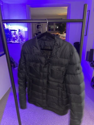 Mörkblå moncler jacka. - Mörkblå moncler jacka som är perfekt till vår/höst, funkar också till vinter. Sitter bra på alla sätt, justerbar midja om man vill att den ska sitta tajtare eller lösare. Helt äkta köpt för 8600kr, pris kan diskuteras och sänkas om du bara meddelar‼️🔥