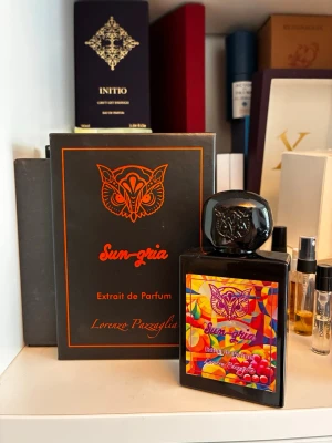Lorenzo Pazzaglia Sun Gria  - Säljer min Lorenzo Pazzaglia Sun Gria extrait de parfum 50 ml då jag tröttnat. Uppskattar mängden till 26-29 ml kvar. Nypris 1700kr. Box ingår. 