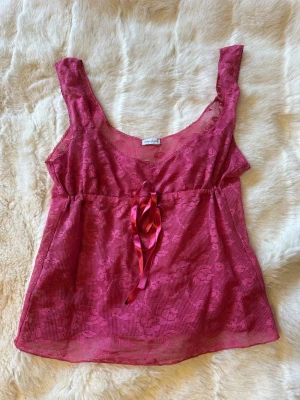 Rosa Intimissimispetslinne med satinband - Köpte denna topp second hand men aldrig fått användning för den. Står ingen storlek men uppskattar xs-s!🌟
