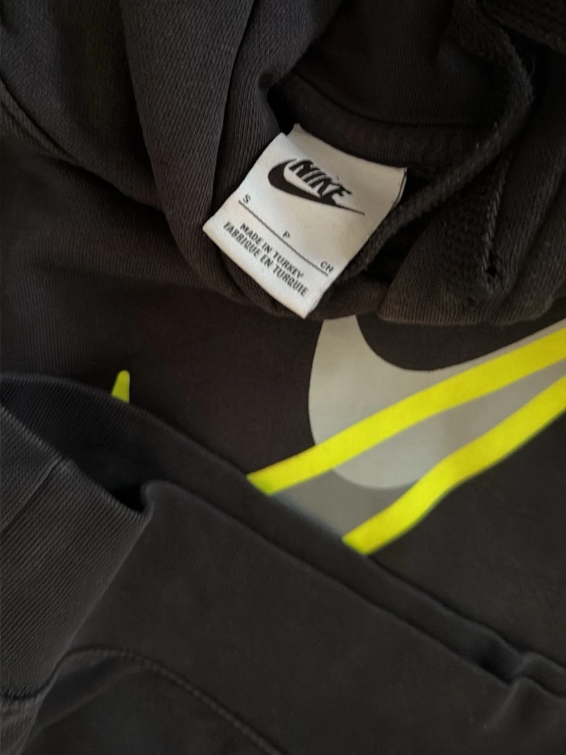 Svart Nike hoodie med färgglada swooshes - 2