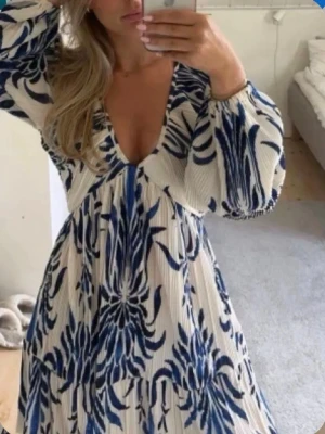 Trendig Klännig  - Superfin blå & vit klänning från Hm. Aldrig använd. Passar perfekt nu till midsommar eller allmänt i sommar 🥰🥰 Hör av dig om frågor!! Slutsåld på hemsidan 