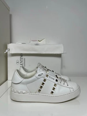 Valentino Rockstud Skor - Säljer nu dessa Valentino Rockstud Skor med ett nypris på 7 700 kr!, skriv för fler bilder/frågor🙌🏼 