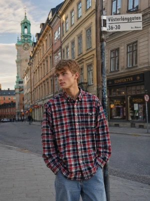 Rutig skjorta från Dressmann, M - Säljer en klassisk rutig skjorta från Dressmann i storlek M. Skjortan har en mix av rött, blått, vitt och svart, knappar framtill och bröstficka. Perfekt för dig som gillar en avslappnad och tidlös stil.