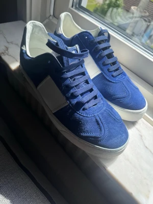 Valentino Flycrew – Royal Blue 💙 - Skick: 9/10 – knappt använda, mycket fint skick. Snygg royalblå färg som verkligen sticker ut.  Allt originalt medföljer:  	•	Originalkartong 	•	Dustbag 	•	Valentino-brev 	•	Kvitto  100% äkta. Ett rent och exklusivt par redo för en ny ägare.  PS – vi lagar även skor! Om du någonsin behöver fräscha upp eller fixa ett par, skicka gärna ett DM. 👟🔧