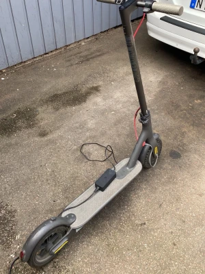 Grå elsparkcykel med laddare - Säljer en grå elsparkcykel med svart och röda detaljer. Den har stora hjul, handtag i ljusgrått och laddare kopplad. Perfekt för att ta sig runt i stan på ett smidigt sätt. Stilren design och enkel att använda.men ett punkteringsfrit däck där fram och så kan man få med ett extra däck och en extra slang