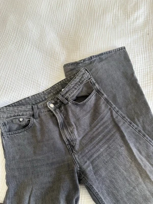 Gråa wide leg jeans - Säljer ett par gråa jeans med vida ben och klassisk femficksdesign. 