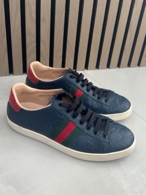 Gucci ace  - Säljer nu mina Gucci ace skor i väldigt bra skick, storlek 39 och dem är köpta på Gucci i Milano skorna är helt äkta. Nypris 8500kr, pris kan diskuteras vid köp, kom med bud. 👍