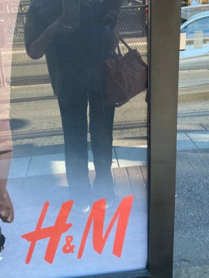 Orange Balenciaga handväska - Säljer en unik orange handväska från Balenciaga i mjukt läder. Väskan har klassiska nitar, dragkedjeficka framtill och långa remmar. Perfekt för dig som vill ha en statementväska med cool design och mycket plats för dina grejer. 