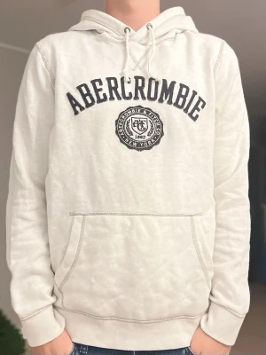 Vit abercrombie and fitch hoodie - Snygg abercrombie and fitch hoodie 9/10 skick priset kan förhandlas vid snabbt köp!