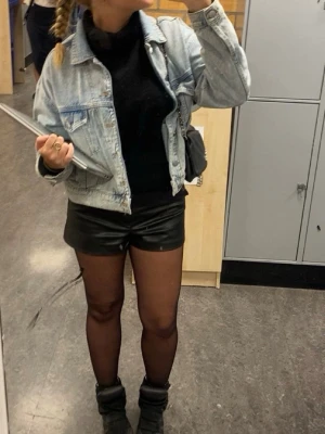 Ljusblå klassisk jeansjacka - Snygg ljusblå jeansjacka med klassisk passform och silverfärgade knappar. Jackan har två bröstfickor med lock och knapp samt raka ärmar. Perfekt att slänga över en hoodie eller t-shirt för en chill look.