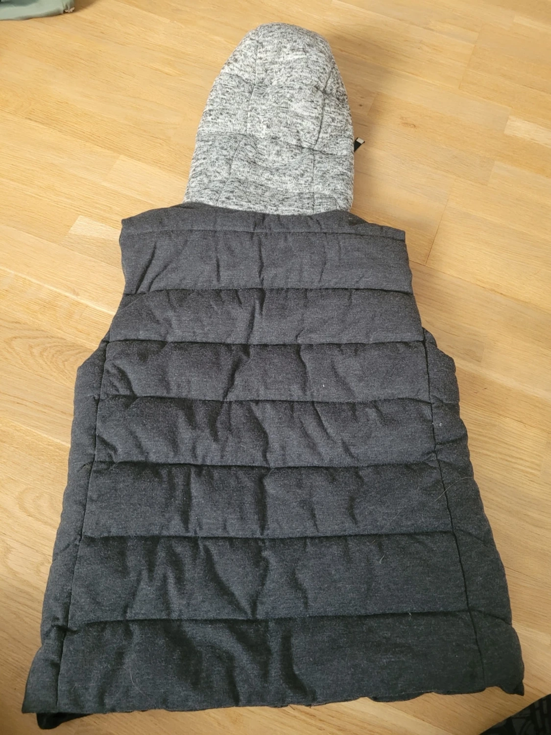 Mörkgrå dunväst med huva från EU SISTER - 1