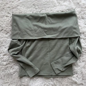 Grön offshoulder topp  - Fin off-shoulder tröja, sitter mer åt det tajta hållet ⭐️ gåaktig grön färg, perfekt till våren! Använd 2 ggr