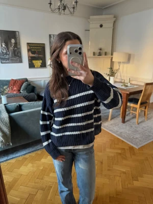 Mörkblå randig stickad tröja - Mörkblå stickad tröja från Lager157! Lite slitningar på ärmarna men annars bra skick!
