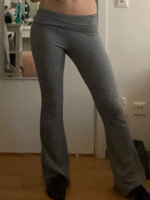 Grå yogapants - Säljer gråa yogapants.