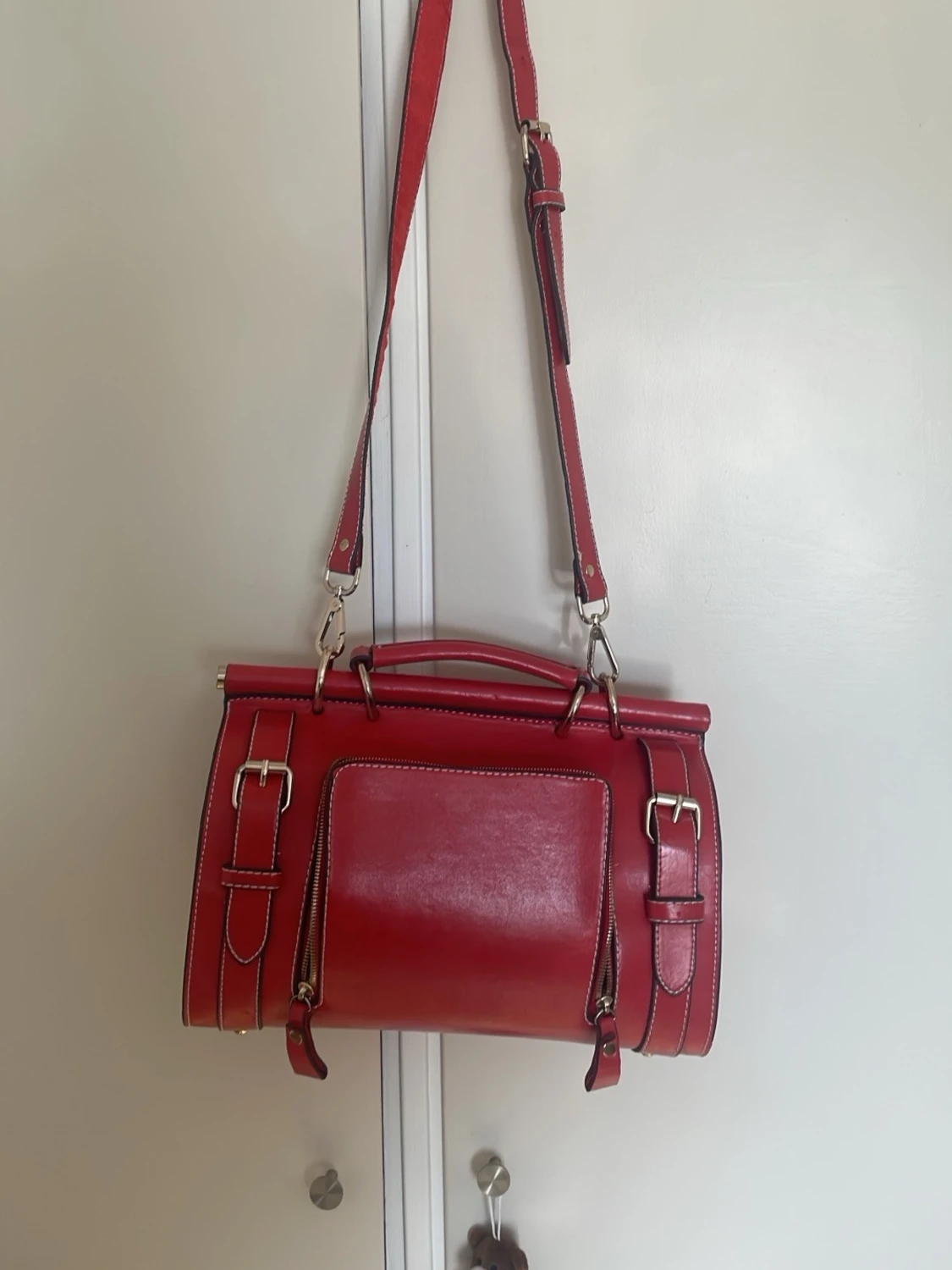 Röd handväska med axelrem - 1