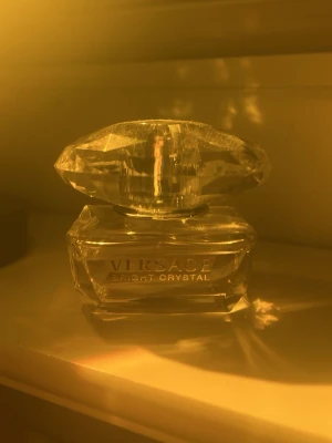 Versace Bright Crystal parfym - Versace Bright Crystal parfym i en elegant, transparent glasflaska med diamantformad kork. 50 ml flaska och på bilderna ser man hur mycket som använts☺️Perfekt för dig som gillar exklusiva och fräscha dofter.Säljer då jag ska köpa en ny parfym 