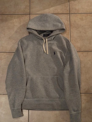 Ralph lauren - En riktigt schysst Ralph lauren hoodie. Tidlös design, bekväm och stilren hoodie. Mycket bra skick. Storlek S. 