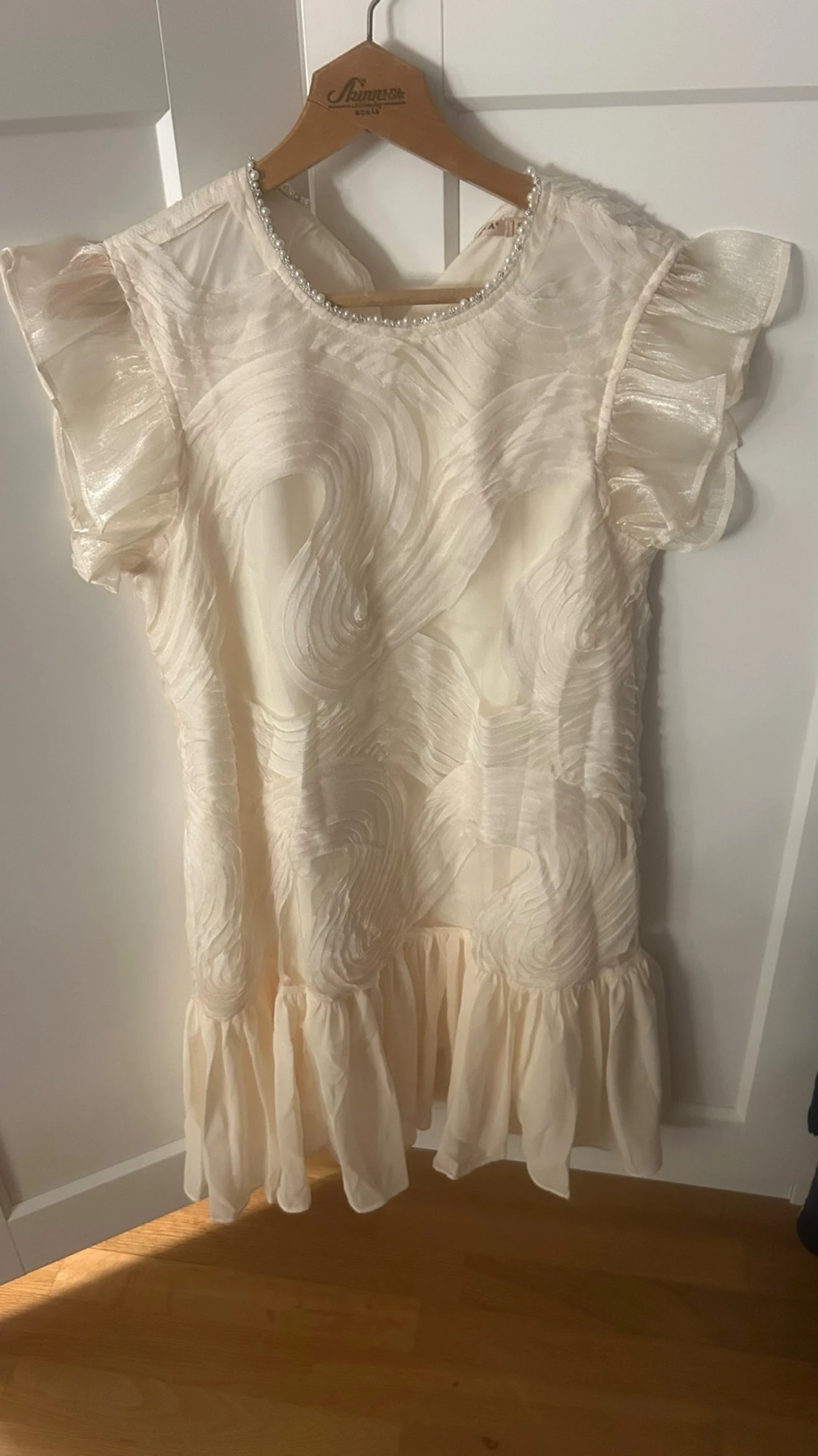 Vit kortklänning med volang och struktur - 1