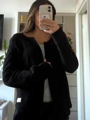 Svart stickad Odd Molly kofta - Svart stickad Odd Molly kofta med mönster. På tredje bilden ser du även att koftan har 3 knappar på insidan om man skulle vilja stänga. Svårt att få med på bild, bara att skriva för fler bilder. Koftan är i otroligt fint skick, inga synliga defekter. (På bild kan de se ut som fläckar eller liknande men det är en oputsad spegel🫣Skulle säga att koftan är en XS/S/M beroende på hur man vill att den ska sitta. Kom med prisförslag!