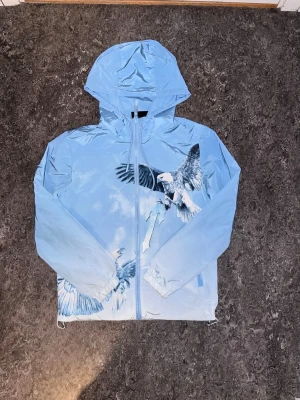 Trapstar windbreaker - Väldigt fin och unik trapstar jacka i nytt skick strlk xs, perfekt nu till våren. Kan gå ner i pris vid snabbt köp 