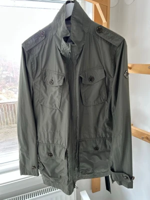 J.Lindberg jacka  - Säljer nu en J.Lindberg jacka. Den är i fint skick men finns en liten skavank men det är fixat en gång. Tveka inte på att höra. Mvh Resellclts. 