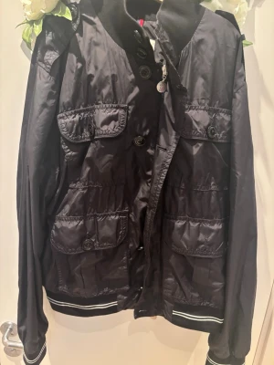 Moncler field jacket str S - Hej! Säljer nu en Moncler field jacket i str S Denna funkar perfekt för dig som vill ha en vindtålig jacka och en som är stilren och passar till många olika sortiment. Jackan kommer i 9/10 skick och säljer endast för 1699kr ny pris 6000 Hör av er vind minsta lilla fråga!😊