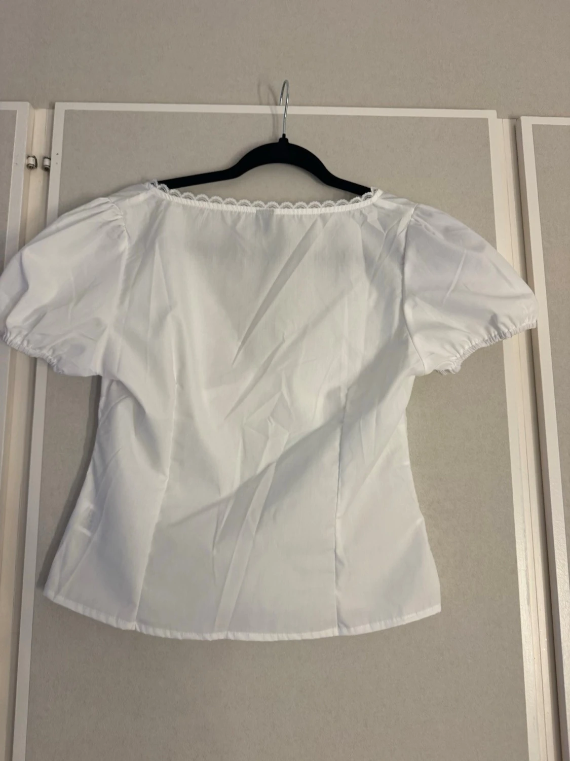 Vit topp med v-ringning och spetsdetaljer - 1