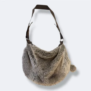 y2k pälsväska  - söt vintage pälsväska (faux fur) i bra skick, fluffig och mjuk 🪽skickas samma dag som köp