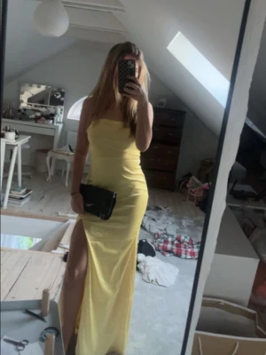 Gul balklänning - Säljer min gamla balklänning i bra skick, jag är 165 och den passar på mig när jag har klackar, för referens.