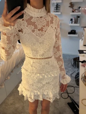 Studentklänning spets - Vit klänning med spetsdetaljer! Passar perfekt till student eller sommar. Observera att kragen på bild 1 är borttagen (se bild 3) kom gärna med bud!🥰