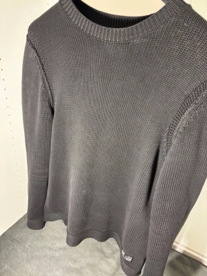 Washed Tröja - Tja, säljer en fet washed tröja från QS. Skick 9/10. Storlek M. Nypris 2000, mitt pris 299 men kan diskuteras vid intresse! Hör av dig vid frågor o funderingar!